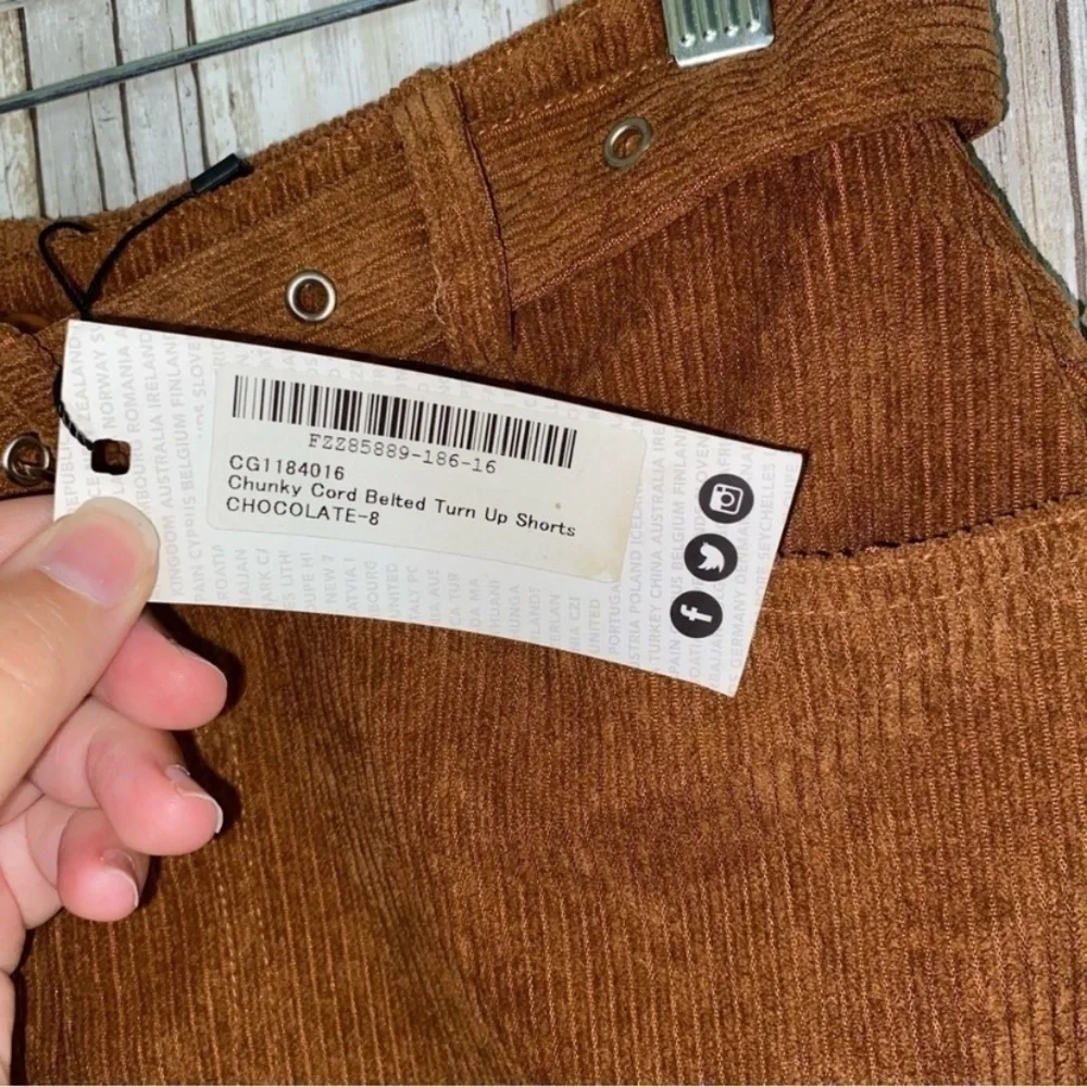 NWT Boohoo Chunky Cord Belted Turn Up Shorts In Chocolate - Picture 5 of 5